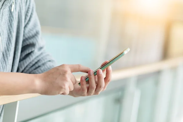 Homem usando celular — Fotografia de Stock