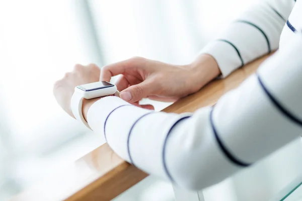 Mujer usando reloj inteligente — Foto de Stock