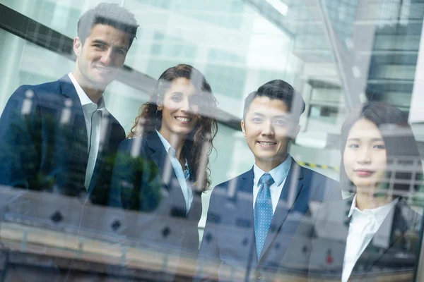 Groep van multi-etnische zakenmensen — Stockfoto