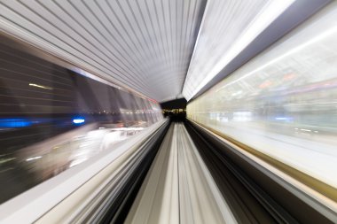 Tünelde hareket hızlı tren
