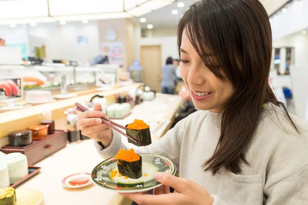 Mulher comendo sushi — Fotografia de Stock