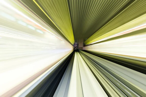 Velocidade do comboio em movimento no túnel — Fotografia de Stock