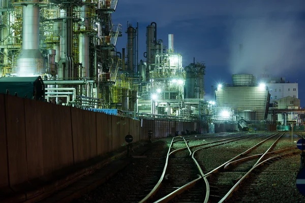 Edifici industriali in una grande fabbrica di notte — Foto Stock