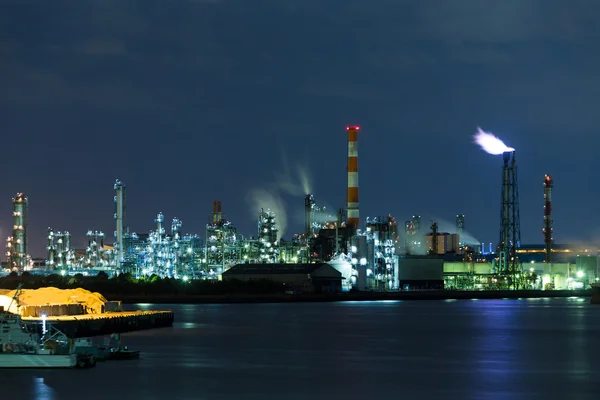 Нефтегазоперерабатывающий завод ночью — стоковое фото