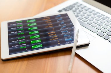 İş çizelgeleri bir ekran ile dijital tablet