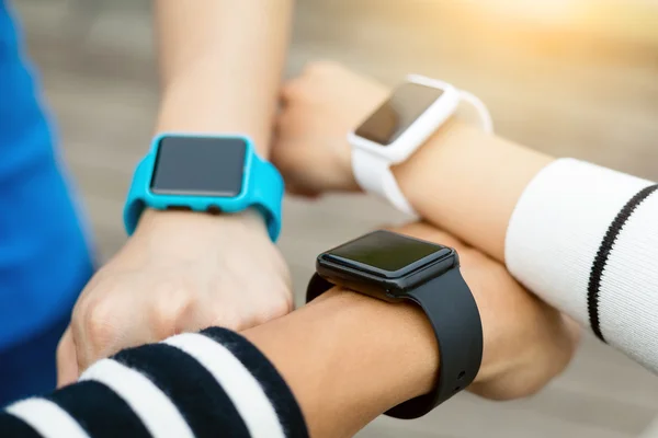 Persone che utilizzano smart watch — Foto Stock