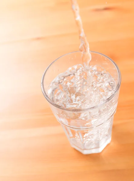 Bicchiere d'acqua sul tavolo — Foto Stock