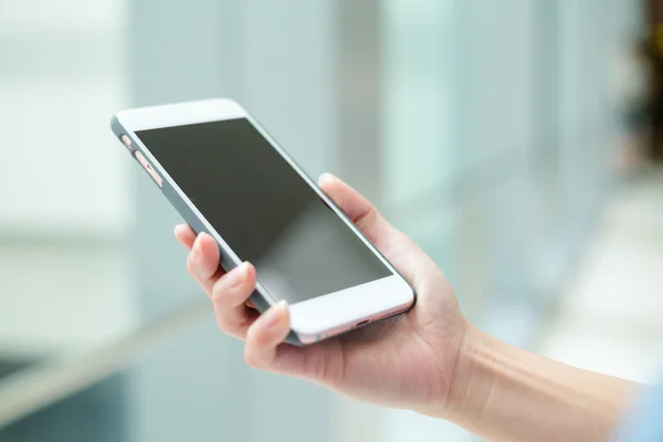 Vrouw met mobiele telefoon — Stockfoto