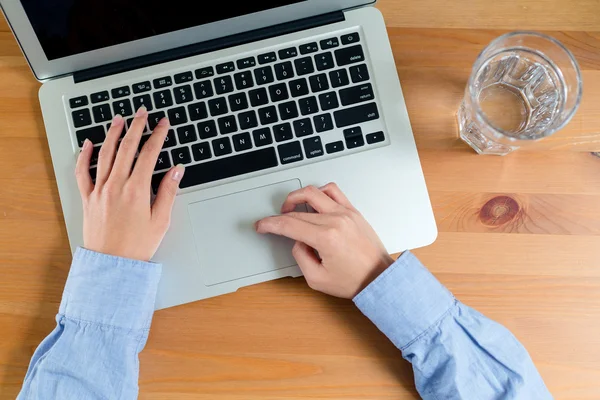 Vrouw typen op laptop — Stockfoto