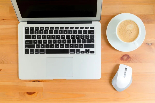 Arbeitsplatz mit Laptop und Tasse Kaffee — Stockfoto