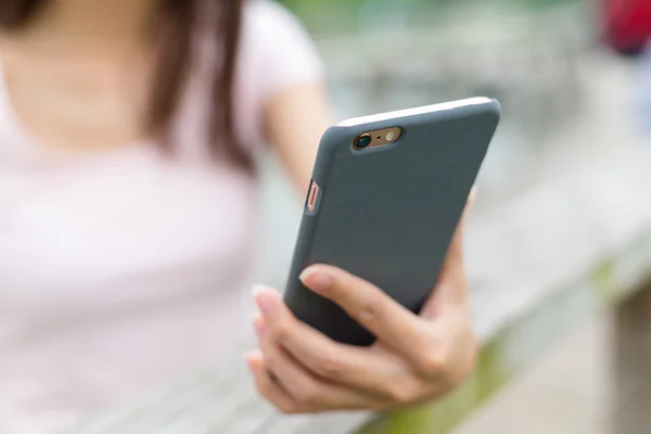 Woman using a smart phone — Stock Photo, Image