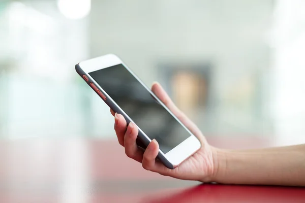 Mänsklig hand håller mobiltelefon — Stockfoto