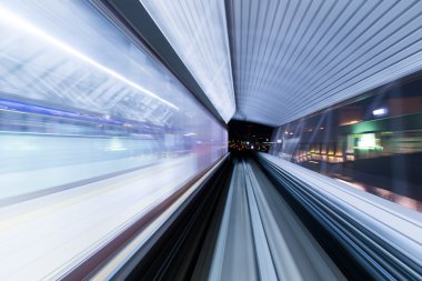 Metro'ya bulanık ışık parçaları ile