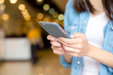 Cep telefonu kullanan kadın