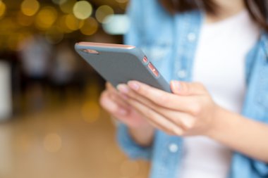 Cep telefonu kullanan kadın