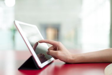 Dijital tablet pc kullanan kadın