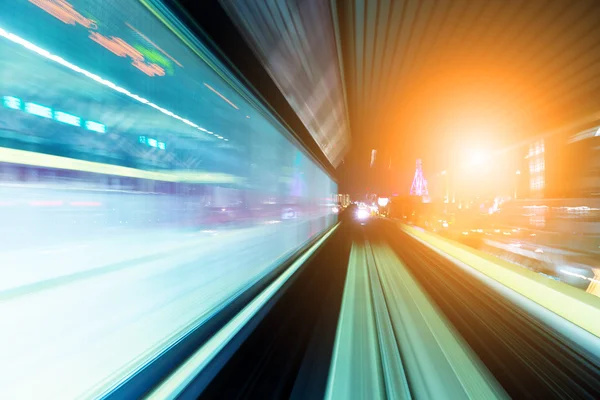 Tunnel avec des pistes de lumière floue — Photo