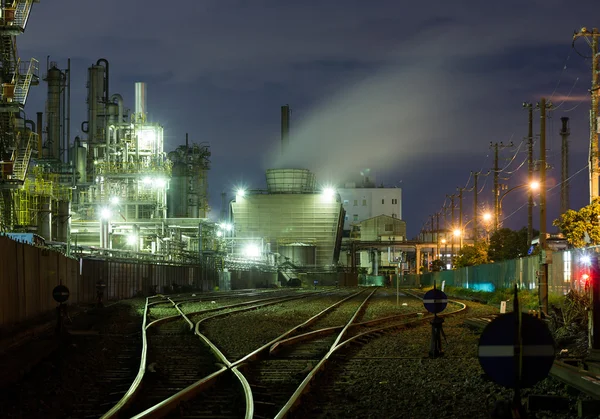 炼油装置在夜间 — 图库照片