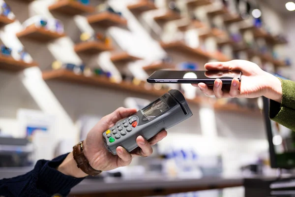 Mulher usando celular para pagar a conta — Fotografia de Stock