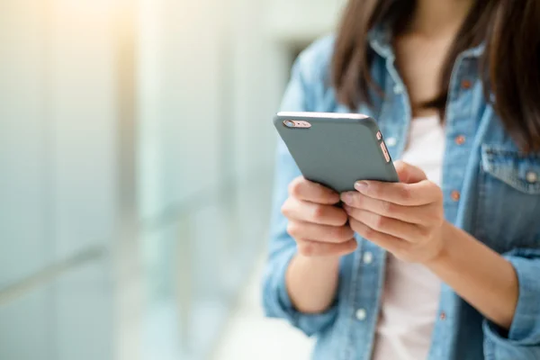 Vrouw met mobiele telefoon — Stockfoto