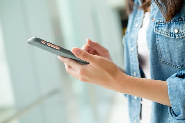 Frau benutzte Handy — Stockfoto