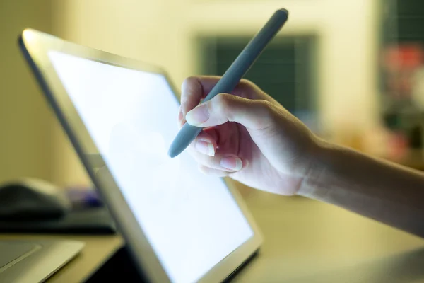 Woman drawing on tablet with pen — Stock Photo, Image