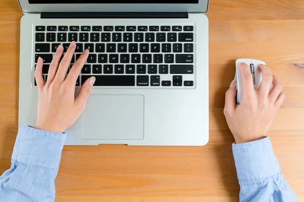 Las manos femeninas escribiendo en el ordenador portátil — Foto de Stock