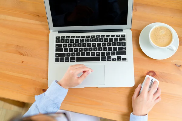 Las manos femeninas escribiendo en el ordenador portátil —  Fotos de Stock