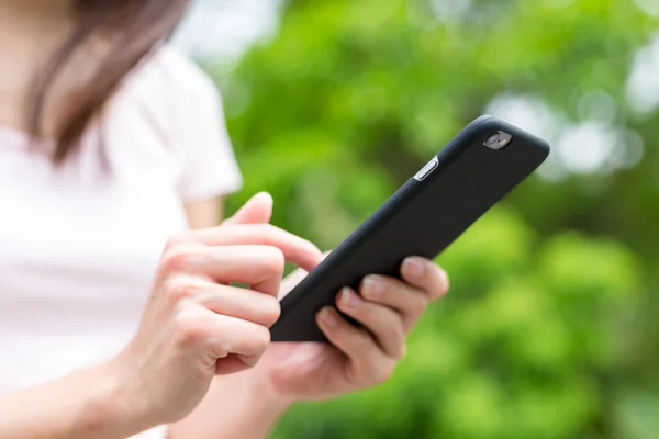 Mulher usando telefone celular — Fotografia de Stock