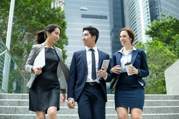 Jóvenes empresarios multiétnicos — Foto de Stock