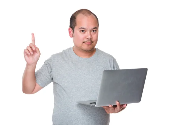 Азиатский мужчина в серой футболке — стоковое фото