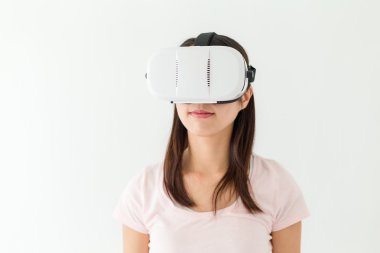 görsel gerçeklik aygıt kullanan kadın