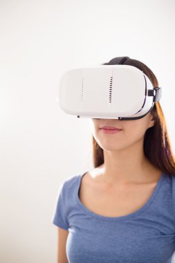 görsel gerçeklik aygıt kullanan kadın