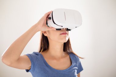 görsel gerçeklik aygıt kullanan kadın