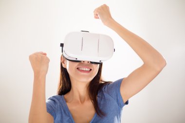 görsel gerçeklik aygıt kullanan kadın