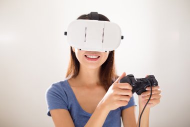 Sanal gerçeklik aygıtıyla kadın
