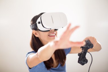 Sanal gerçeklik aygıtıyla kadın