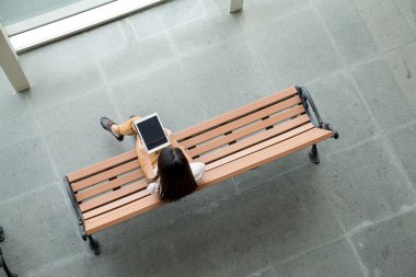 kadın bankta dijital tablet kullanma 