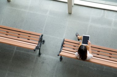 kadın bankta dijital tablet kullanma 