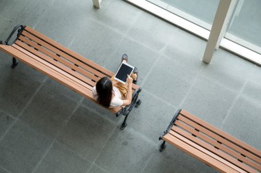 kadın bankta dijital tablet kullanma 