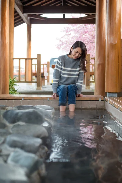 Mujer disfrutando de aguas termales en sus pies — Foto de Stock