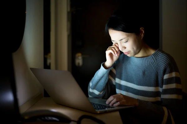 Mujer con cuaderno sintiendo cansancio ocular — Foto de Stock