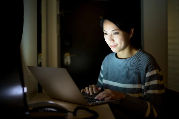 Vrouw die op laptop werken bij nacht — Stockfoto