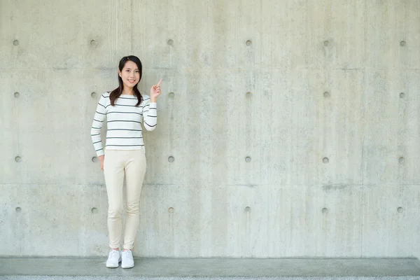 Asiatico giovane donna con dito punto su — Foto Stock