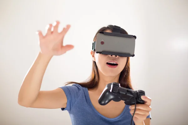 Mujer con dispositivo de realidad virtual —  Fotos de Stock