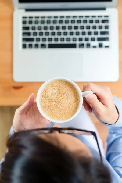 Frau mit Laptop trinkt Kaffee — Stockfoto