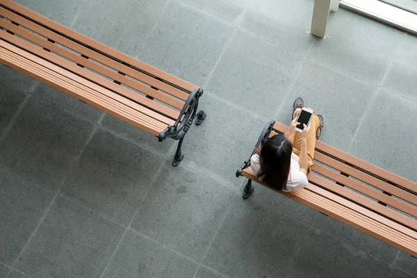 Mulher no banco usando smartphone — Fotografia de Stock