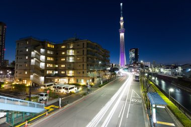 Tokyo şehir gece sokakta hafif iz