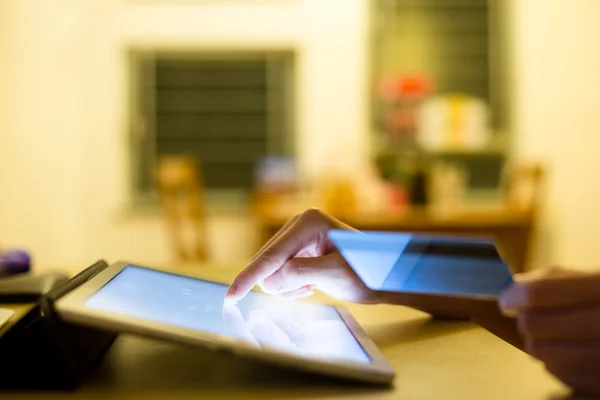 Mujer usando tarjeta de crédito para pagar en tableta digital — Foto de Stock