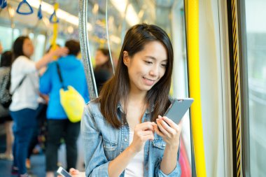 tren içinde cep telefonu kullanan kadın